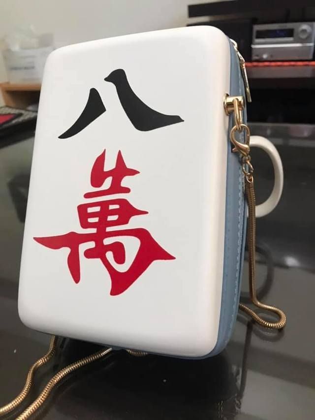 男友皮在癢？幫女友慶生「送八萬元包包」她崩潰：誰敢揹啦　拉開拉鍊「破萬禮物登場」網笑套路好深