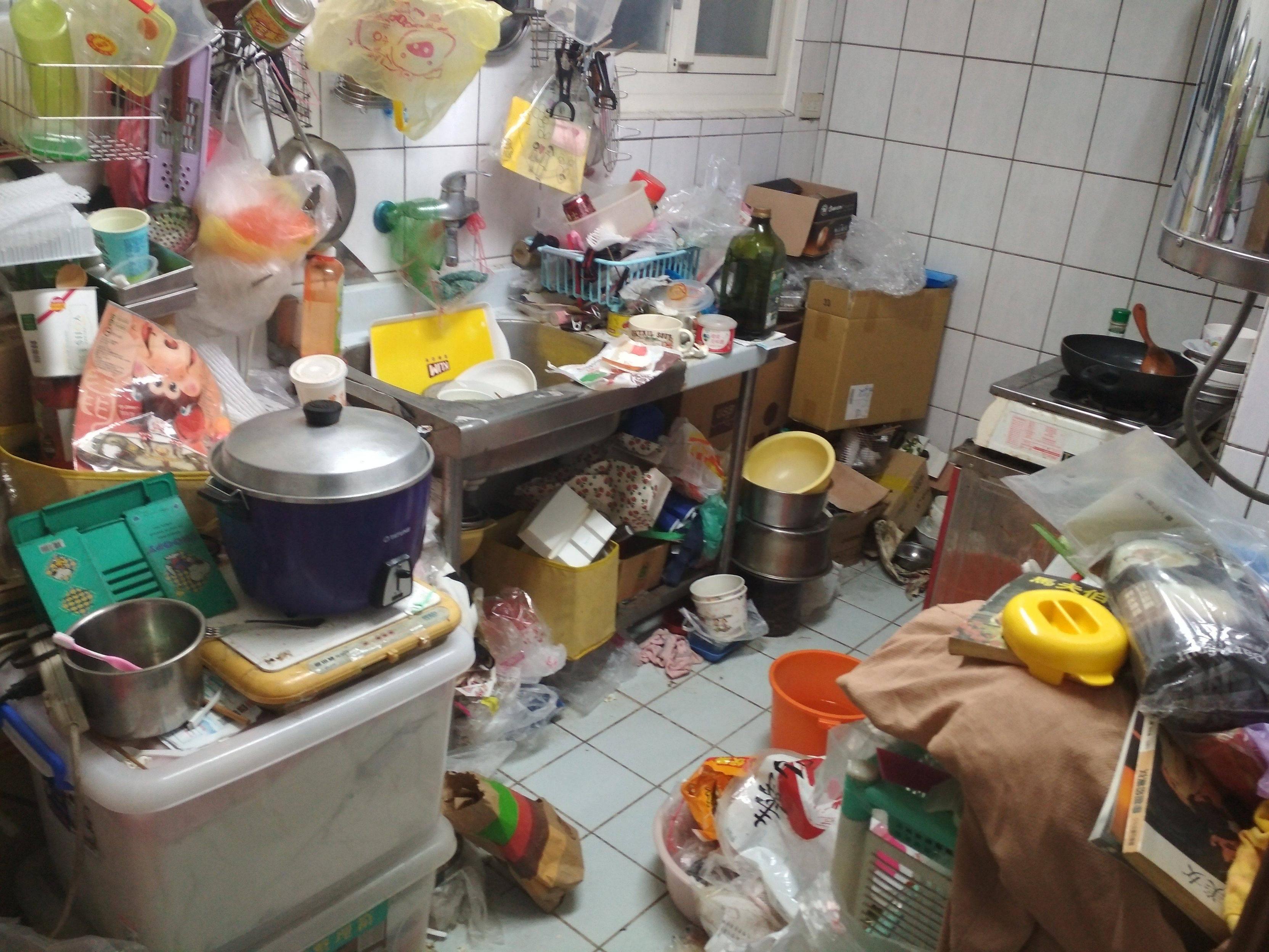 捨不得丟是種病！老母屯物30年「透天厝變垃圾場」么兒結婚不敢在家拜堂　長子無力求助「一家失和慘況曝光」