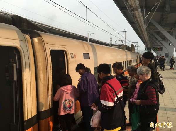 男童寫作業被罵！阿嬤心疼「出招帶金孫逃課」搭火車超精明　媽媽著急「一看監視器畫面」網友淚喊：想阿嬤了