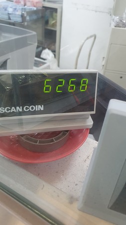 想要去換鈔！他「提一整桶10元」被銀行拒絕　雙方起爭執「明明以前都可以」：還要我辦卡