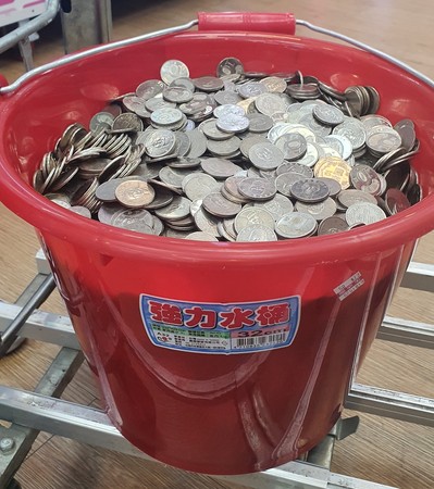 想要去換鈔！他「提一整桶10元」被銀行拒絕　雙方起爭執「明明以前都可以」：還要我辦卡