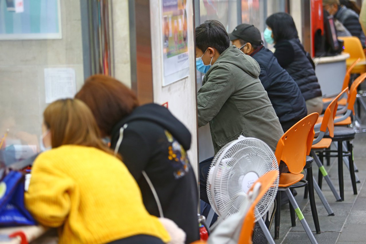想要去換鈔！他「提一整桶10元」被銀行拒絕　雙方起爭執「明明以前都可以」：還要我辦卡