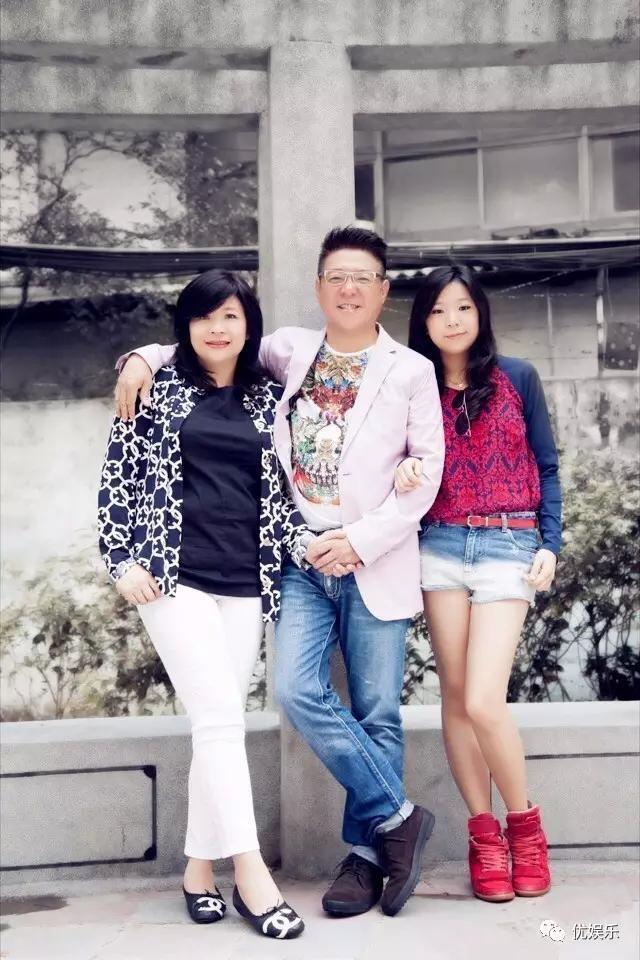 感謝畢生最愛！62歲姜育恆「住超豪華別墅」內部裝潢氣派　「老婆陪他共患難27年」今偕妻享天倫