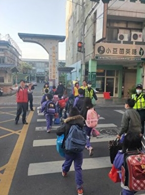 不負師恩！校友自嘲不肖生「欠繳學費50年」　親筆信求原諒「費用10倍奉還」網讚：知恩圖報