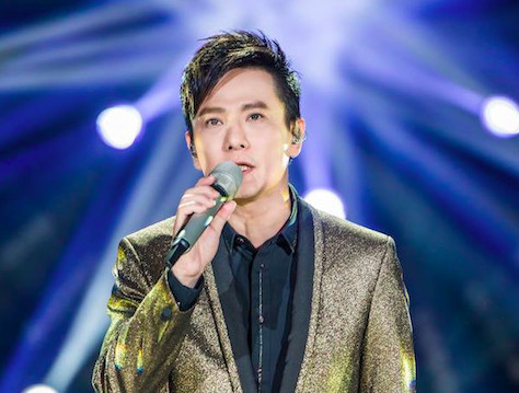 唱紅《愛如潮水》！53歲張信哲上選秀「演唱狀態不佳」被貼：過氣歌手　出道32年「把自己當新人」默默為歌壇付出
