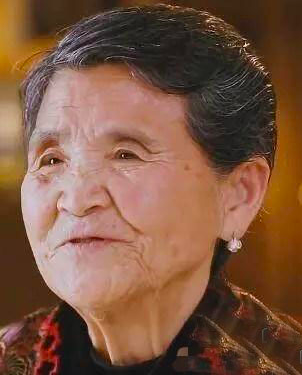 最暖豪門婆媳情！女星挽袖「親為80歲婆婆洗澡」總裁尪感動：是福氣　「深情對話曝光」卻遭疑作秀
