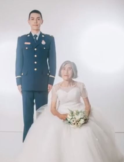 相差61歲婚紗照！24歲消防員帥男「揪85歲老奶奶拍婚紗」爆紅　含淚曝「給我第2次生命」感動全網