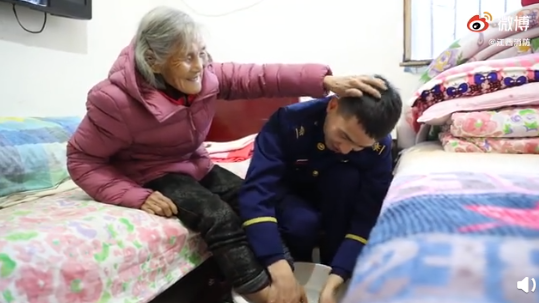 相差61歲婚紗照！24歲消防員帥男「揪85歲老奶奶拍婚紗」爆紅　含淚曝「給我第2次生命」感動全網