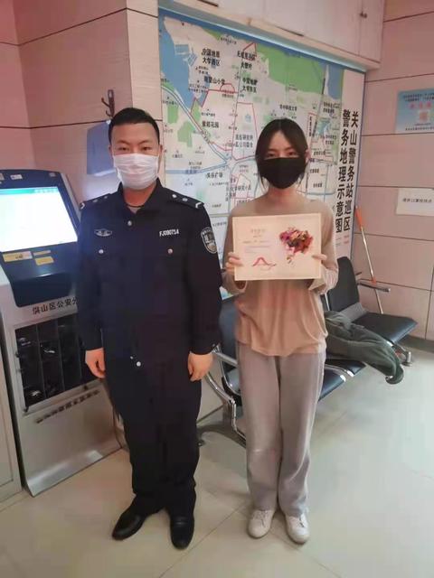 路邊撿到「內裝百萬現金」塑料袋！年輕女孩匆忙送警局　警方聯繫失主卻拒絕認領：我只丟了2萬