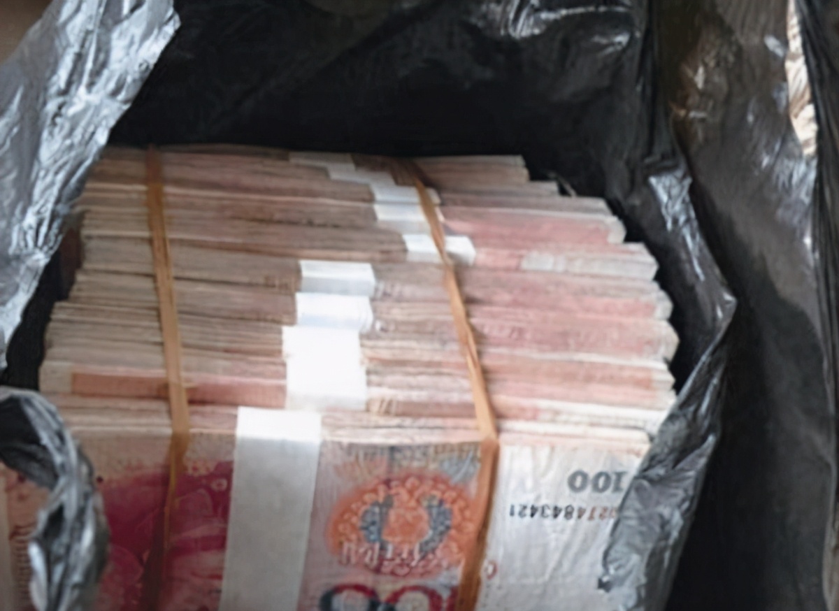 路邊撿到「內裝百萬現金」塑料袋！年輕女孩匆忙送警局　警方聯繫失主卻拒絕認領：我只丟了2萬