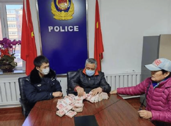 路邊撿到「內裝百萬現金」塑料袋！年輕女孩匆忙送警局　警方聯繫失主卻拒絕認領：我只丟了2萬