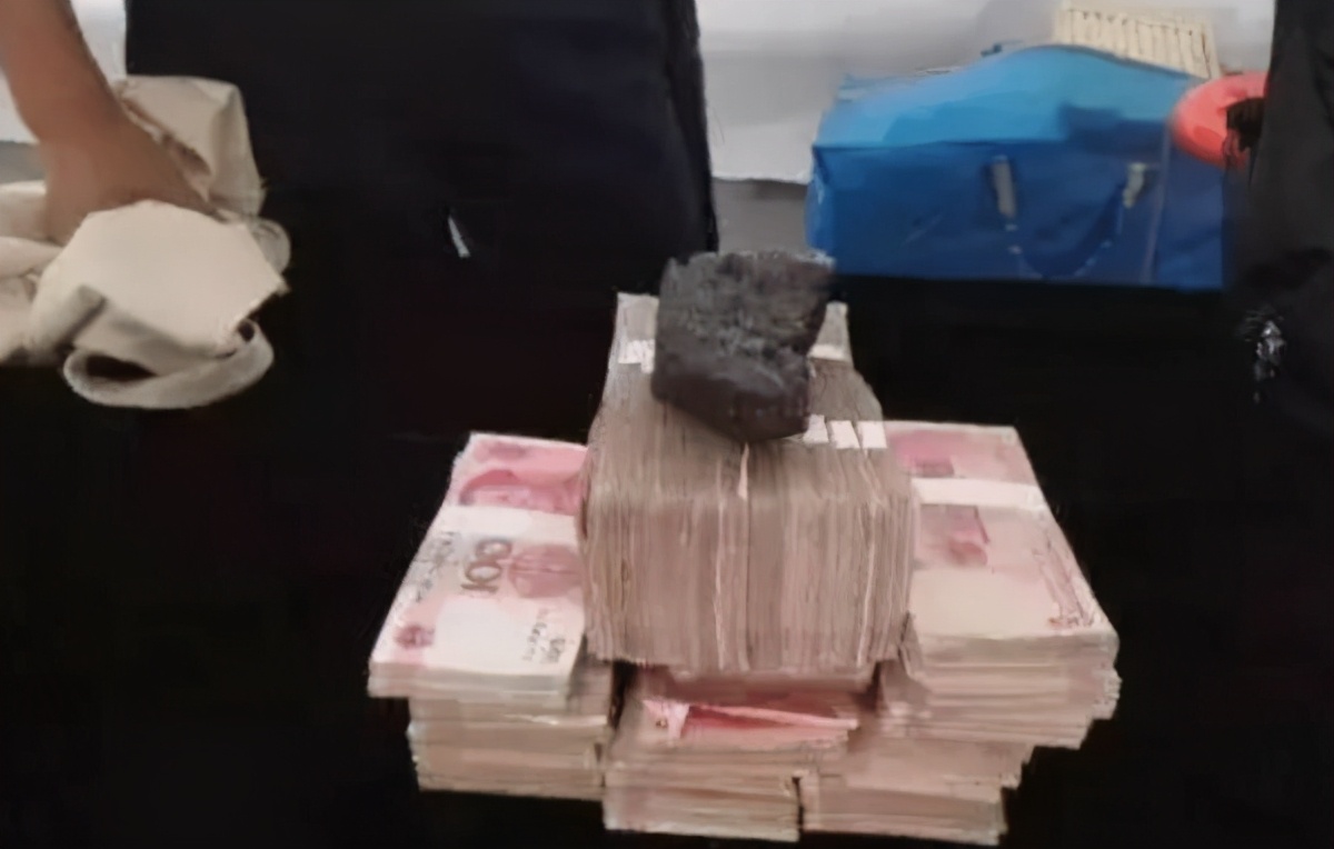 路邊撿到「內裝百萬現金」塑料袋！年輕女孩匆忙送警局　警方聯繫失主卻拒絕認領：我只丟了2萬