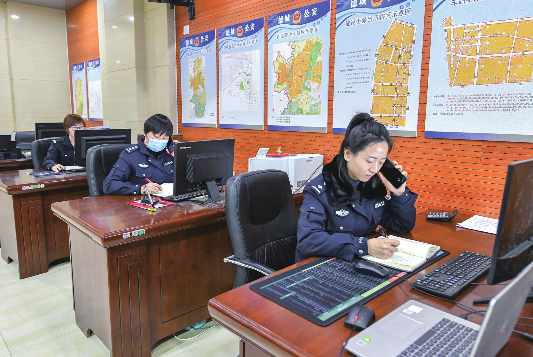 路邊撿到「內裝百萬現金」塑料袋！年輕女孩匆忙送警局　警方聯繫失主卻拒絕認領：我只丟了2萬