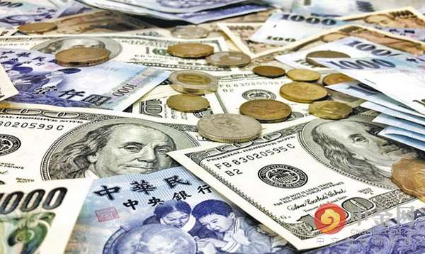 路邊撿到「內裝百萬現金」塑料袋！年輕女孩匆忙送警局　警方聯繫失主卻拒絕認領：我只丟了2萬