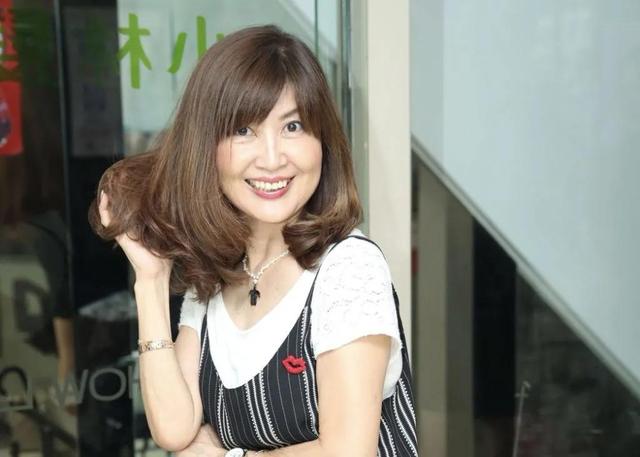 兒子已經43歲！71歲阿嬤級美魔女「奇蹟美顏爆紅」髮量超豐厚　「還是成功女CEO」堪稱人生勝利組