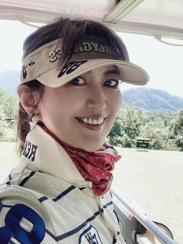 兒子已經43歲！71歲阿嬤級美魔女「奇蹟美顏爆紅」髮量超豐厚　「還是成功女CEO」堪稱人生勝利組