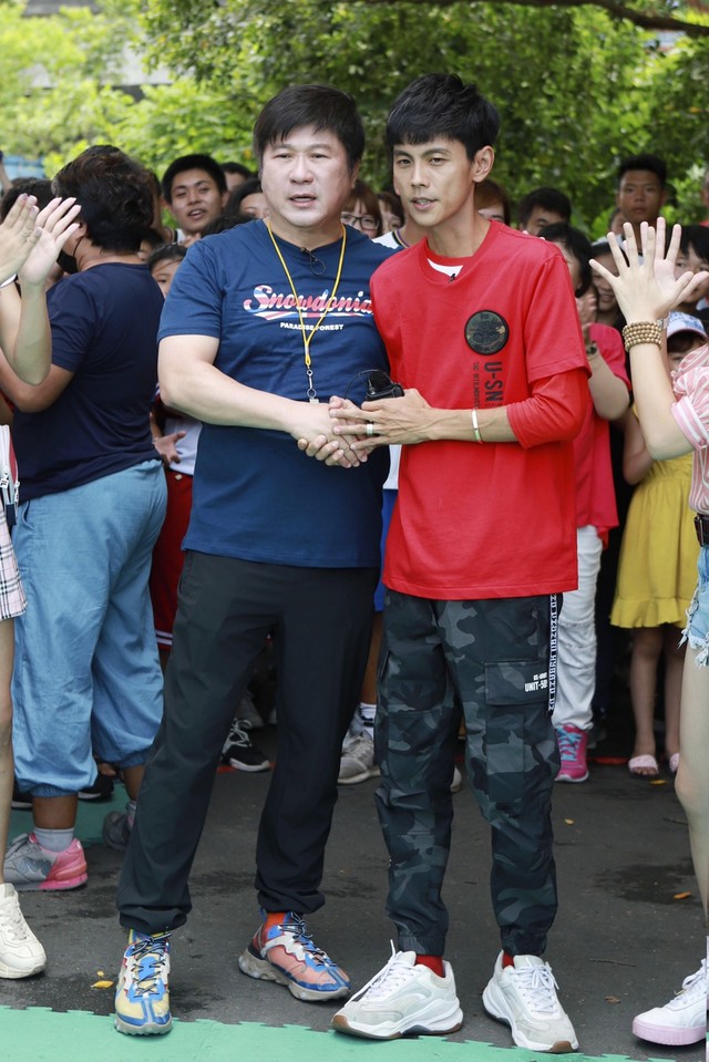 胡瓜驚曝交接《大集合》主持棒！坦承「扛不住20年外景操勞」揭一身舊傷　「公開理想交棒人選」阿翔急問：什麼時候？