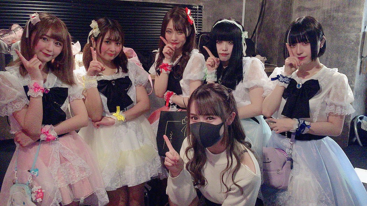 女大十八變!眼鏡妹「小時候飄嬸味狂被笑」超受傷 化悲憤為力量「逆襲當上女團C位」美到逆轉人生