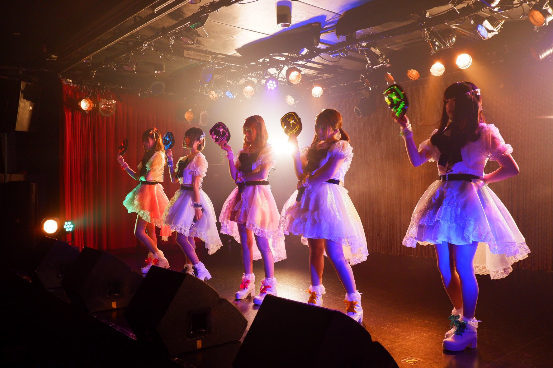 女大十八變!眼鏡妹「小時候飄嬸味狂被笑」超受傷 化悲憤為力量「逆襲當上女團C位」美到逆轉人生