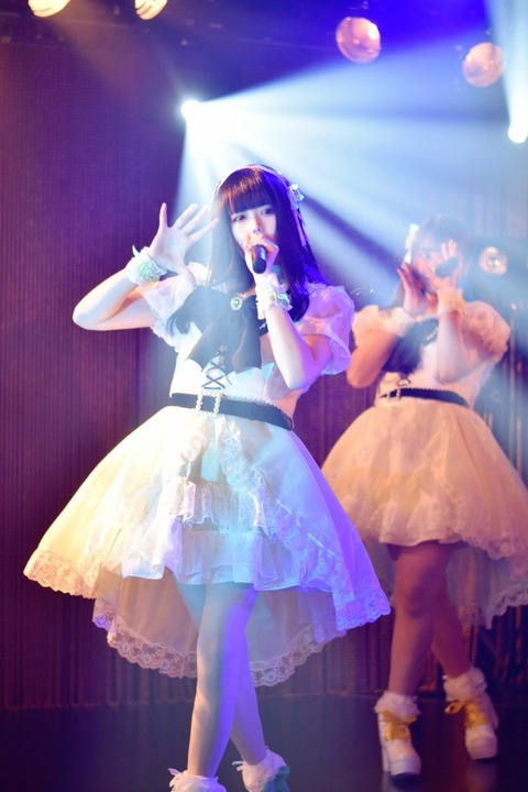 女大十八變!眼鏡妹「小時候飄嬸味狂被笑」超受傷 化悲憤為力量「逆襲當上女團C位」美到逆轉人生