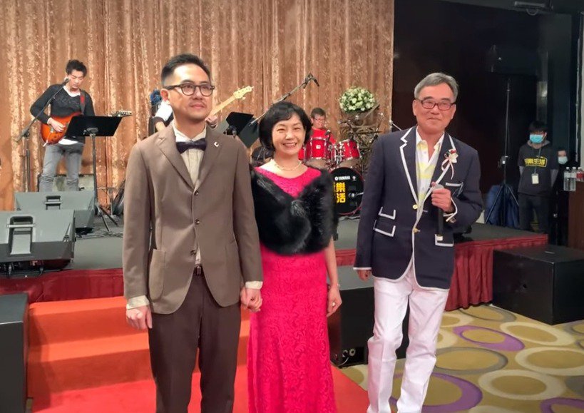 不捨35年愛妻！陳昇認罹癌「呆站路邊半小時」不敢告訴老婆　求續命喊「跟我女人有約定」愧疚哽咽