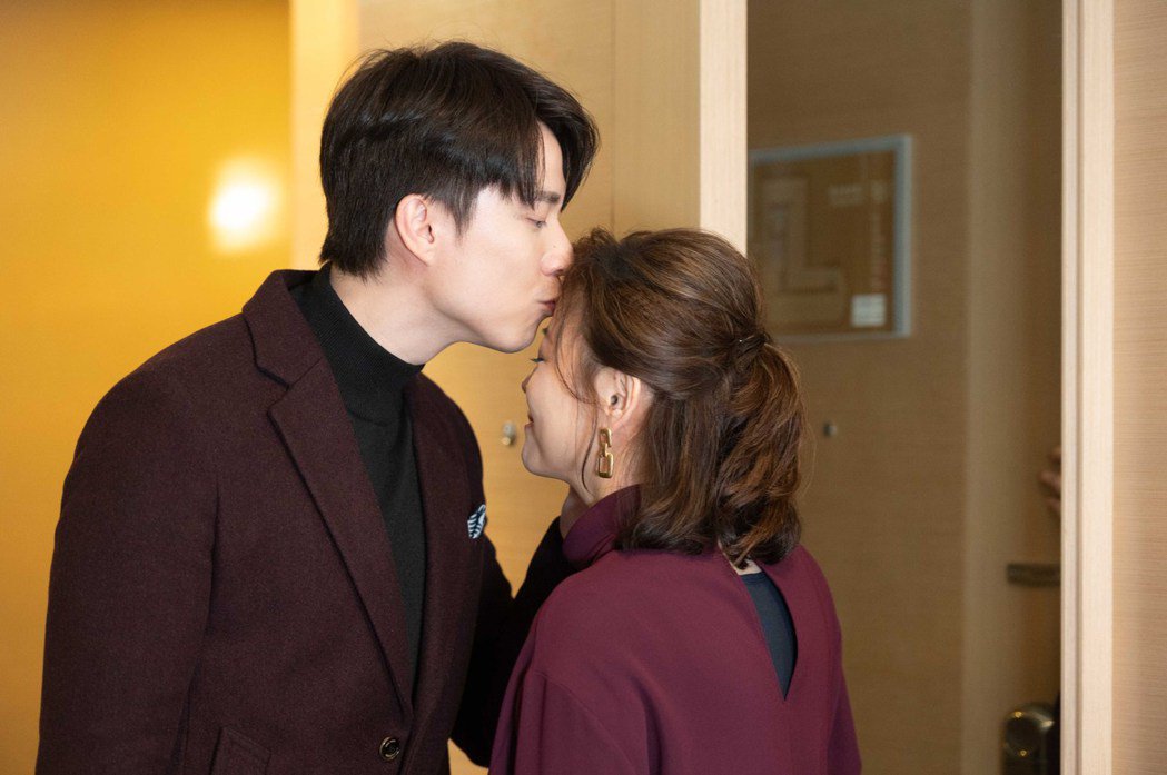 姊弟戀開花結果！本土劇一姐方馨「25歲成單親媽」　老公「把女兒視如己出」43歲勇敢再嫁❤