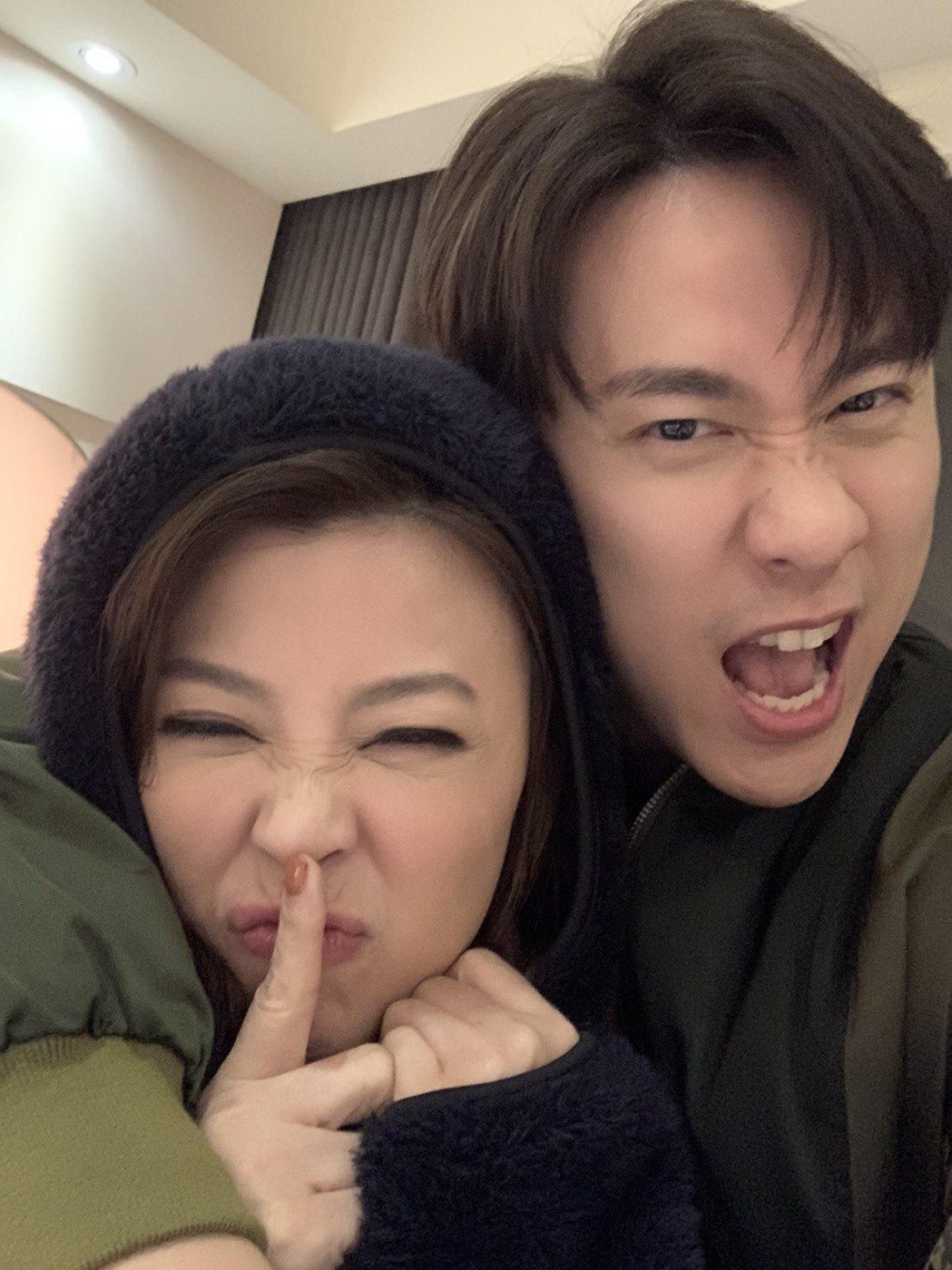 姊弟戀開花結果！本土劇一姐方馨「25歲成單親媽」　老公「把女兒視如己出」43歲勇敢再嫁❤