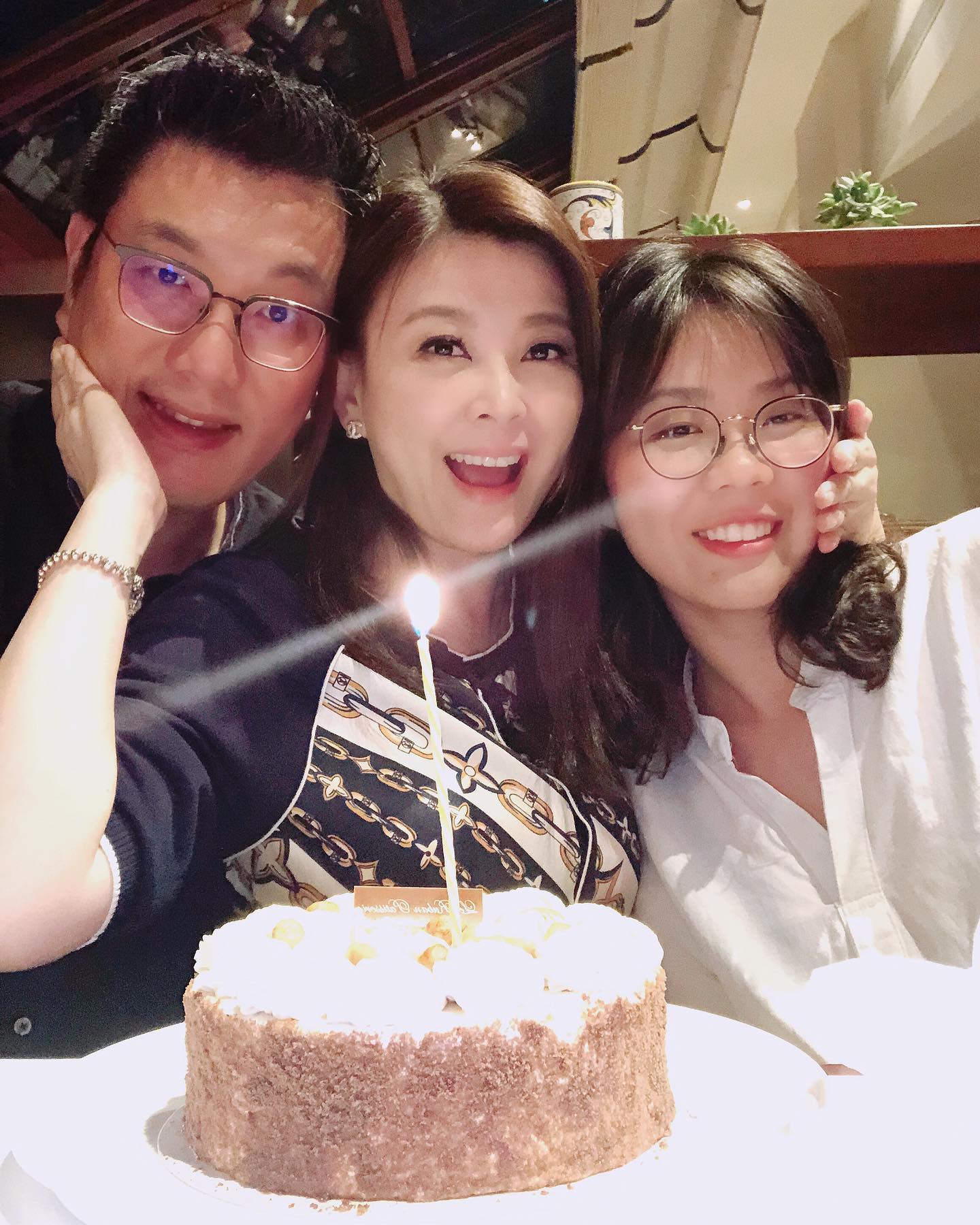 姊弟戀開花結果！本土劇一姐方馨「25歲成單親媽」　老公「把女兒視如己出」43歲勇敢再嫁❤
