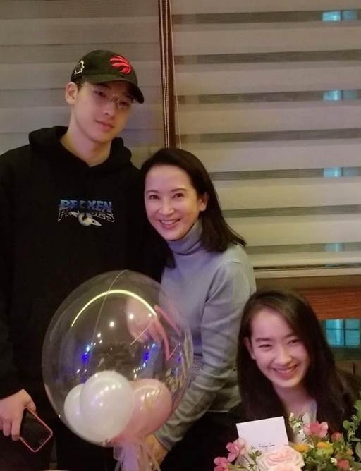 全家高顏值！龔慈恩罕曬「18歲帥兒」遺傳爸爸身材高大　「私下才華洋溢」網驚豔：能文能武❤️