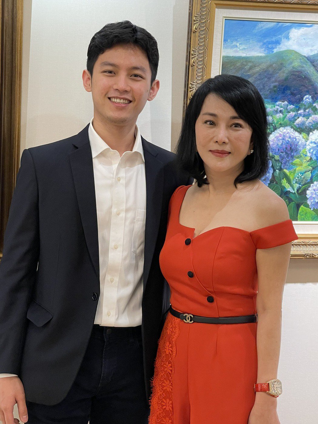 邱于庭開畫展！「苦學3年出師」23歲帥兒現身力挺　「栽培兒赴美唸書畢業」母子同框像情侶
