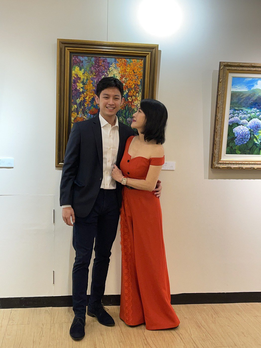 邱于庭開畫展！「苦學3年出師」23歲帥兒現身力挺　「栽培兒赴美唸書畢業」母子同框像情侶