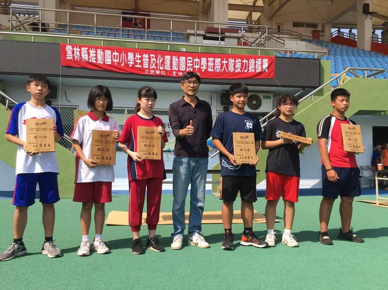 捨不得吃！校長請雞排「學生原封不動」他疑惑：怎不趁熱吃　懂事回「難得吃到肉」：想留給家人