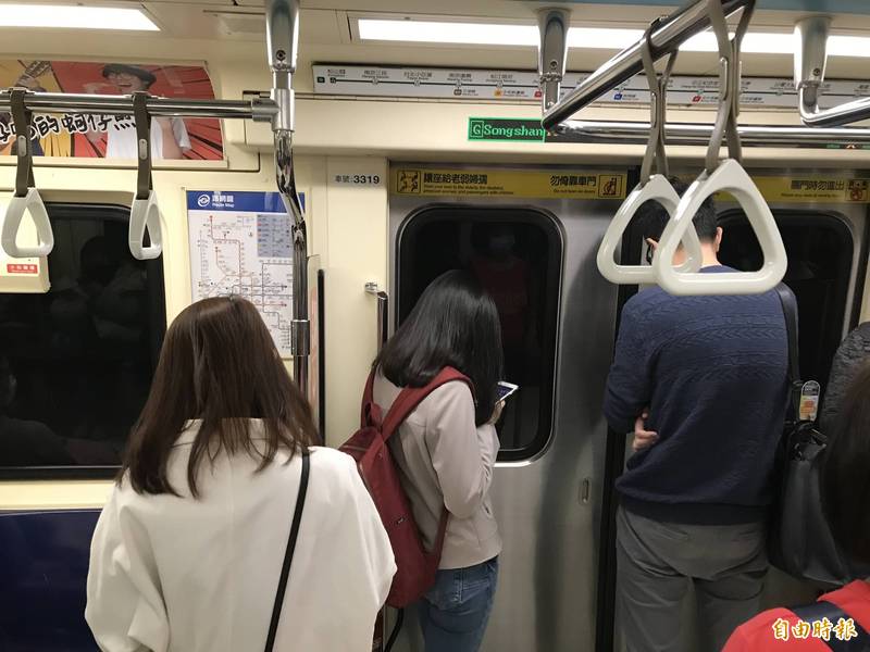 台灣最美風景！國中弟搭捷運不適「忍不住吐滿一地」　乘客驚嚇「下秒接連起身送暖」過程感動全網