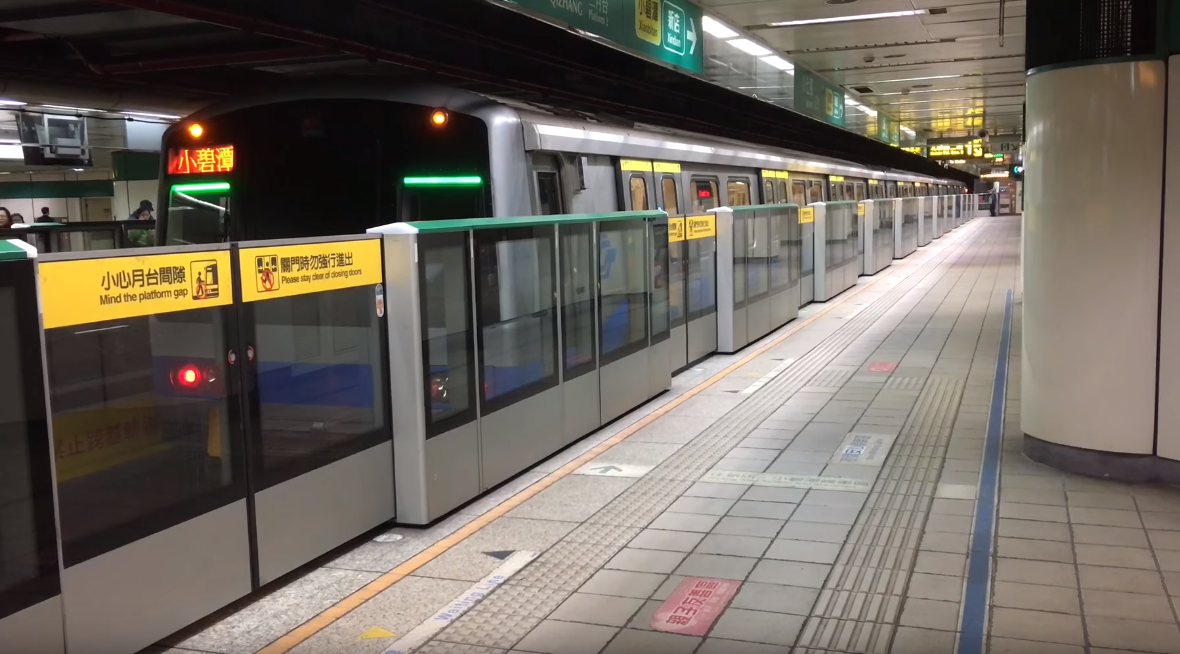 台灣最美風景！國中弟搭捷運不適「忍不住吐滿一地」　乘客驚嚇「下秒接連起身送暖」過程感動全網