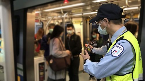 台灣最美風景！國中弟搭捷運不適「忍不住吐滿一地」　乘客驚嚇「下秒接連起身送暖」過程感動全網