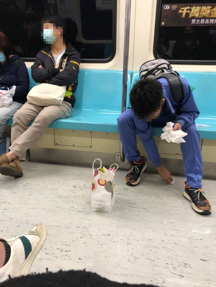 台灣最美風景！國中弟搭捷運不適「忍不住吐滿一地」　乘客驚嚇「下秒接連起身送暖」過程感動全網