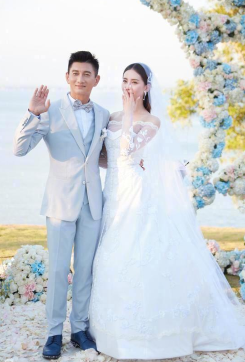 吳奇隆攜一家三口出遊！劉詩詩蹲著與兒子互動　2歲步步「全身照首曝光」帥翻：根本小吳奇隆