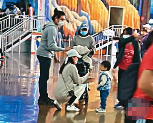 吳奇隆攜一家三口出遊！劉詩詩蹲著與兒子互動　2歲步步「全身照首曝光」帥翻：根本小吳奇隆