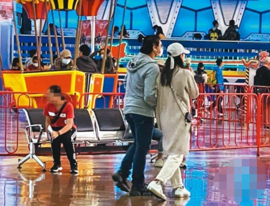 吳奇隆攜一家三口出遊！劉詩詩蹲著與兒子互動　2歲步步「全身照首曝光」帥翻：根本小吳奇隆