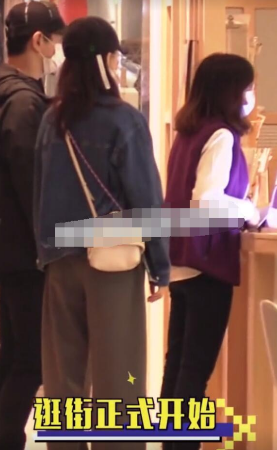 吳奇隆攜一家三口出遊！劉詩詩蹲著與兒子互動　2歲步步「全身照首曝光」帥翻：根本小吳奇隆