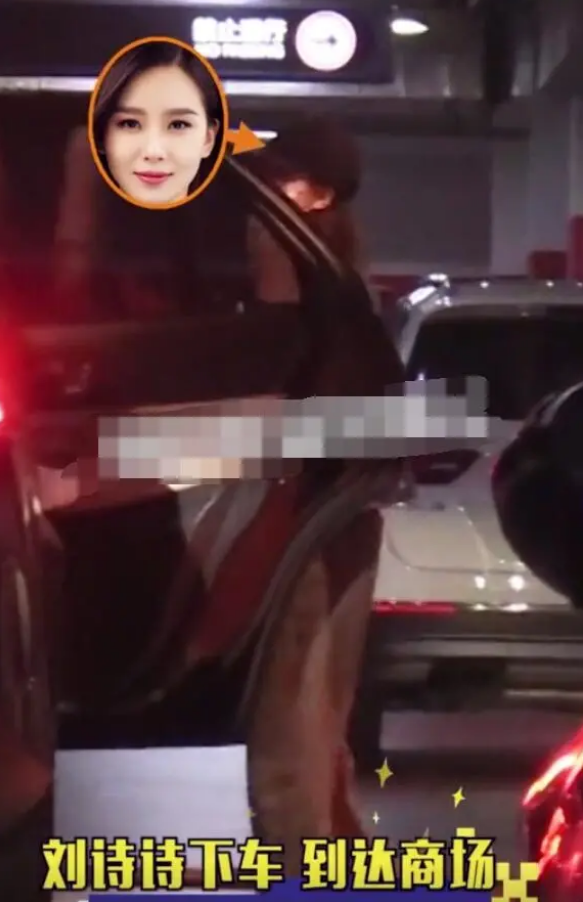吳奇隆攜一家三口出遊！劉詩詩蹲著與兒子互動　2歲步步「全身照首曝光」帥翻：根本小吳奇隆