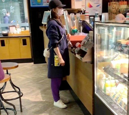 吳奇隆攜一家三口出遊！劉詩詩蹲著與兒子互動　2歲步步「全身照首曝光」帥翻：根本小吳奇隆