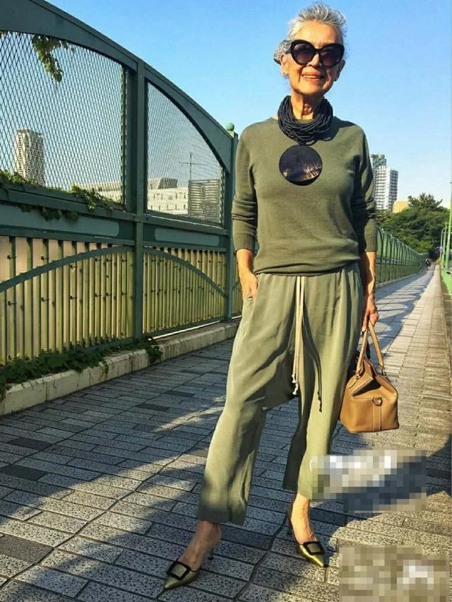 年過70也很美！奶奶擁9萬粉絲「大方曬出白髮皺紋」　氣質藏不住「穿搭時髦又優雅」網讚：心態超年輕