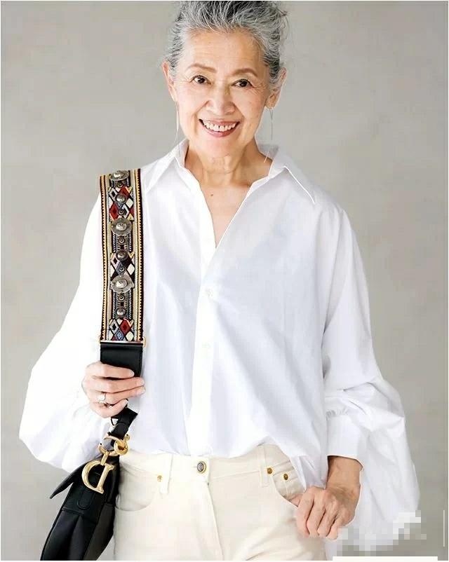 年過70也很美！奶奶擁9萬粉絲「大方曬出白髮皺紋」　氣質藏不住「穿搭時髦又優雅」網讚：心態超年輕