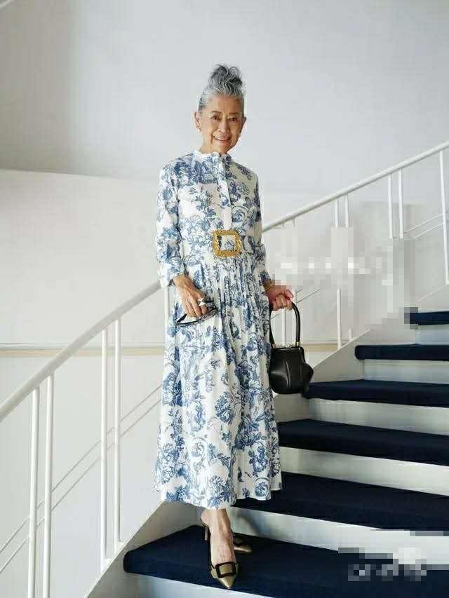年過70也很美！奶奶擁9萬粉絲「大方曬出白髮皺紋」　氣質藏不住「穿搭時髦又優雅」網讚：心態超年輕