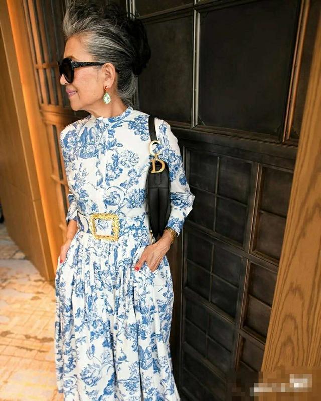 年過70也很美！奶奶擁9萬粉絲「大方曬出白髮皺紋」　氣質藏不住「穿搭時髦又優雅」網讚：心態超年輕