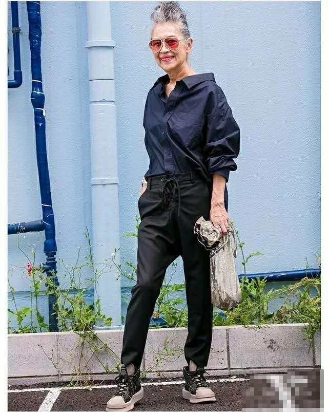 年過70也很美！奶奶擁9萬粉絲「大方曬出白髮皺紋」　氣質藏不住「穿搭時髦又優雅」網讚：心態超年輕