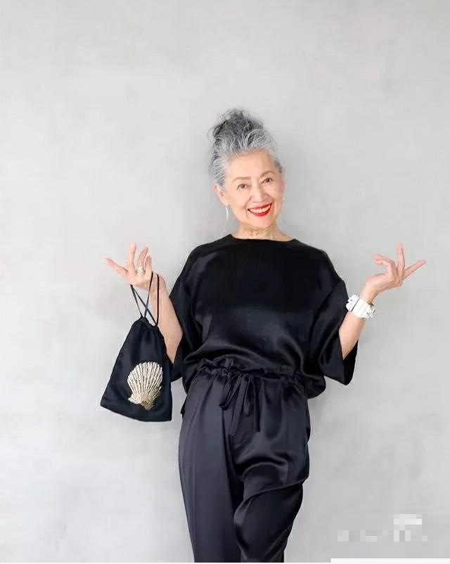 年過70也很美！奶奶擁9萬粉絲「大方曬出白髮皺紋」　氣質藏不住「穿搭時髦又優雅」網讚：心態超年輕