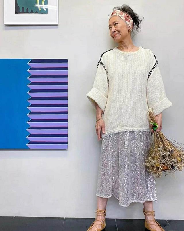 年過70也很美！奶奶擁9萬粉絲「大方曬出白髮皺紋」　氣質藏不住「穿搭時髦又優雅」網讚：心態超年輕