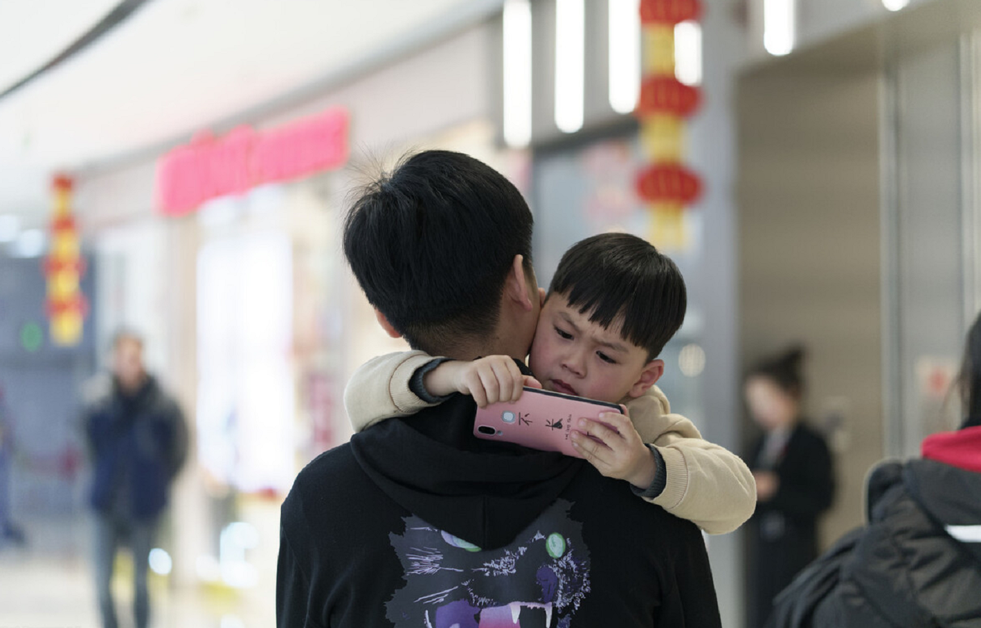 溺愛是害不是愛！「懶癌巨嬰」吃飯靠喂走路靠背　被父母當寵物養最後「懶得活」享年23歲